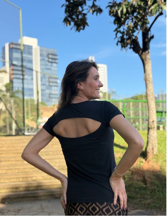 Camiseta recorte preta